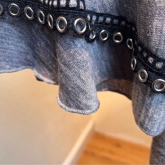 NWT HIGHNESS Gray long sleeve Tunic w/Round Neckline. Size L/XL. - Picture 2 of 5